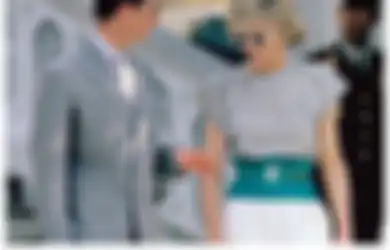 Nostalgia 5 Penampilan Princess Diana Pakai Rok Putih. Kece Maksimal!