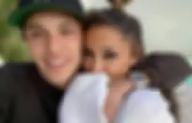 Intip 5 Momen Manis Ariana Grande dan Dalton Gomez Selama Setahun, Pacaran sampai Resmi Tunangan