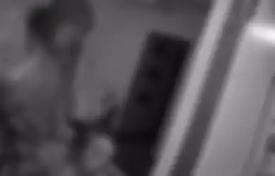 Kaget Setengah Mati Melihat Ada Sosok di Depan Pintu Rumahnya, Wanita Tersebut Dicap Berhati Malaikat Setelah Lakukan Hal Ini