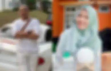 Bak Langit dan Bumi dengan Mantan Suaminya yang Pamer 3 Mobil Mewah Sekaligus, Okie Agustina Justru Kepergok Jalan Kaki ke Supermarket, Istri Gunawan Dwi Cahyo: Demi Anak!