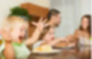 Pantas Saja Anak Belum Mau Makan Sendiri di Meja Makan, Pasti Belum Coba Trik Ini