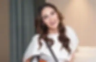 Meski Miliki Popularitas, Luna Maya Tak Gengsi Buktikan Kepeduliannya pada Lingkungan Sekitar saat Tengah Liburan di Bali Hingga Panen Pujian dari Warganet: Keren Banget