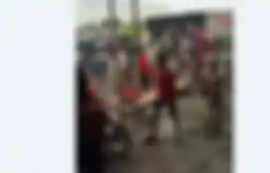 Gotong Peralatan Perang, Emak-emak Ini Nekat Gerebek Hingga Bongkar Tempat Judi yang Selama Ini Disambangi Suami dan Anak: Meresahkan!