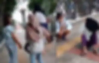 Duh! 7 Siswi SMP Pelaku Bullying Tega Tendang dan Pukuli Temannya di Alun-Alun Gresik