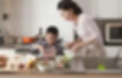 Isi Waktu di Rumah Saja, Ajak Anak Memasak Bersama, Lakukan Tips Aman Ini!