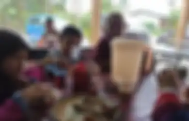Disangka Warung Makan, Ternyata Satu Keluarga Santap Hidangan di Rumah Orang yang Gelar Hajatan, Akhirnya Malah Jadi Begini
