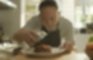 Verdi Solaiman Totalitas Peranin Chef di Film Cook Book dalam Quarantine Tales