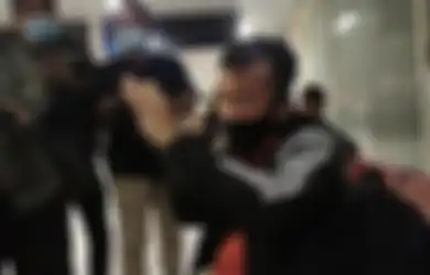 Tangis Histeris Yaman Zai, Tunggu Kedatangan Istri dan 3 Anaknya yang Jadi Korban Pesawat Sriwijaya Air SJ182