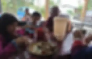 Lihat Antrean Panjang Hingga Main Pesan Makanan, Keluarga Ini Kepalang Malu Karena Makan di Rumah Orang