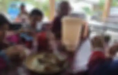 Terlanjur Lahap dan Dapat Pelayanan Istimewa, Keluarga Ini Baru Sadar Mereka Makan di Rumah Orang yang Disangka Warung Jajanan, Bapaknya Malu Bukan Kepalang Anaknya Minta Tambah Lauk