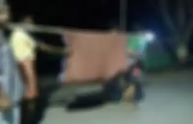Puskesmas Tolak Halus Antar Pakai Ambulans, Jenazah Wanita Terpaksa Ditandu ke Rumah Duka, Warga Jatuh Bangun Karena Jalan Licin Diguyur Hujan