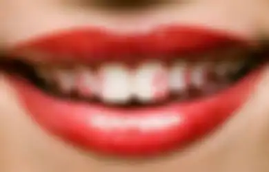 Malu-Maluin, Ini 4 Cara Biar Lipstik Enggak Nempel di Gigi Kita!
