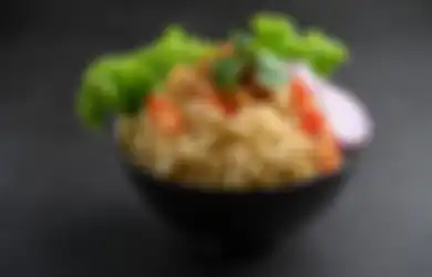 Hentikan Sekarang Juga! Makan Mi Instan Campur Nasi Dampaknya Berbahaya!