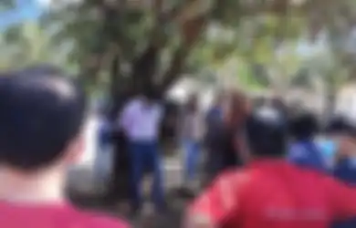 Warganya Terlanjur Muak dan Kecewa, Walikota Ini Diikat di Pohon hingga Jadi Tontonan Karena Ingkari Janji Kampanyenya, Bakal Dibebaskan Asal Penuhi Syarat Ini!