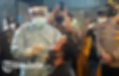 Nekat Nongkrong Hingga Larut Malam di Masa PPKM, Pengunjung Kafe di Gresik Langsung Lari Terbirit-birit Disatroni Petugas, Saat Dicek Ternyata Ada yang Suhu Tubuhnya Tinggi