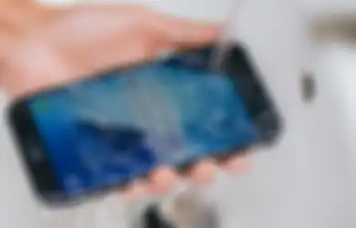 Nggak Sengaja HP Nyemplung ke Air, 3 Cara Ini Bisa Atasi Ponselmu Biar Tidak Tambah Rusak, Salah Satunya Jangan Mengisi Daya