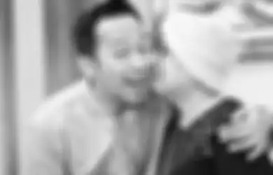 Tangis Denny Cagur Pecah Saat Terima Koper yang Disiapkan Sang Ibu Sebelum Meninggal, Ada Kain Kafan Hingga Batu Nisan