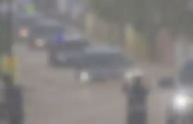 Bukan Kaleng-kaleng, Ternyata Ini Mobil Dinas yang Dipakai Jokowi untuk Terobos Banjir  di Kalsel, Harganya yang Tembus Milyaran Rupiah Bikin Melongo!
