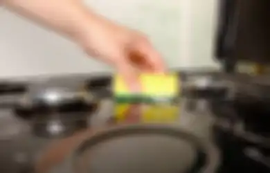 Nggak Mahal, Modal 3 Bahan Rumahan Ini Ampuh Bersihkan Kerak Membandel di Kompor, Dijamin Langsung Bersih Kinclong Tampak Baru