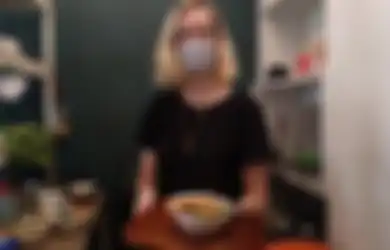 Beli Mi Ayam, Pengunjung Kaget yang Masak Seorang Bule, Warung 'Telolet' Mbak Charly di Jogja Langsung Viral