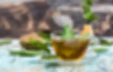 Tak Perlu Skincare Korea Demi Wajah Glowing, Cukup Semprotkan Air Rebusan Daun Salam Tiap Hari dan Siap-siap Terkejut Lihat Hasilnya!