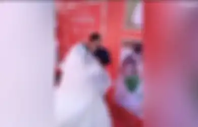 Pernikahannya Sepi Tanpa Teman Maupun Keluarga yang Hadir, Pengantin Pria Ini Menangis dan Meminta Maaf pada Sang Istri