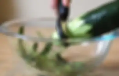 Banyak Nutrisi, 6 Buah dan Sayur Ini Enggak Perlu Dikupas Kulitnya!