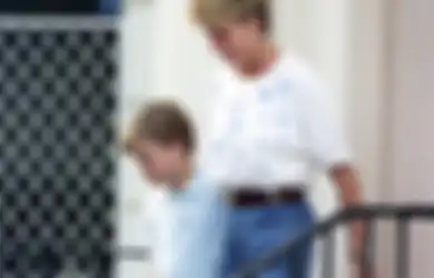 Gaya Kasual Princess Diana Pakai Celana Jeans. Tetap Kece Maksimal!