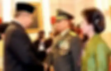 Bak Air Susu Dibalas Air Tuba, Foto Cium Tangan SBY Beredar, Sosok Ini Penasaran Respon Moeldoko Bila Berjumpa Mantan Bosnya