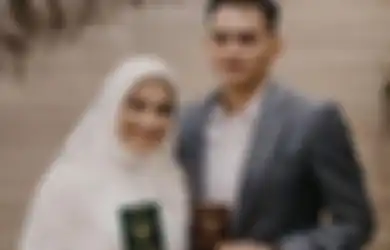 Tinggal di Hunian Sederhana Hingga Minta Jodoh Saat Naik Haji ke Mekkah, Pedangdut Senior Ini Tiba-tiba Bagikan Foto Buku Nikah dengan Pria Tampan