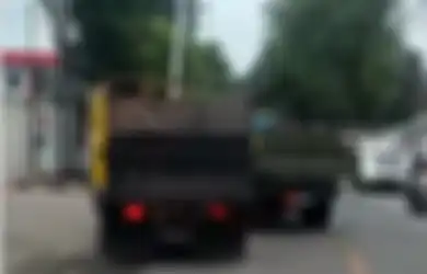 Ugal-ugalan hingga Melaju Lawan Arah di Jalan Raya, Sopir Ini Dibuat Kapok Usai Truknya Tiba-tiba Dipepet Kendaraan Ini, Netizen: Nah Lho Lawan Lah, Lawan!