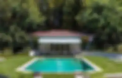 Hijaunya Rumah Angelina Jolie, Ada Pepohonan Rimbun dan Taman Mawarnya
