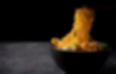 Kelewat Sultan, Gadis Ini Iseng Masak Mi Instan Telur Pakai Toping Emas 24 Karat, Terungkap Begini Rasa Mewahnya yang Tak Terduga