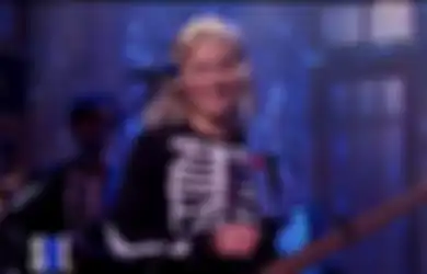 Bela Phoebe Bridgers Soal Aksi Banting Gitar, Dave Grohl: Kurt Cobain Pernah Lebih Parah