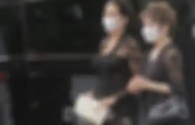 Pakai Kebaya Hitam Didampingi Putrinya, Dewi Soekarno Hadiri Upacara Kremasi Menantunya di Bali, Keluarga Frits Frederik Seegers Beri Sambutan Khusus untuk Istri Proklamator