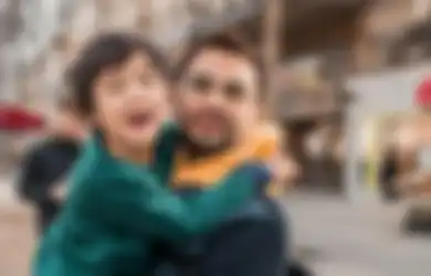 Beri Kecupan Mesra di Bibir Nagita Slavina sebagai Hadiah Valentine, Raffi Ahmad Terkejut Aksinya Dipergoki Rafathar: Anaknya Bangun ya