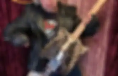 Metalhead Bikin Gitar dari Tulang-Belulang Pamannya, Dinamai 'Skelecaster'