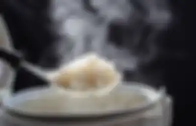Sering Kesal Cepat Basi dan Berbau? Berikut Hal-hal yang Wajib Kamu Tahu Saat Memasak Nasi di Rice Cooker