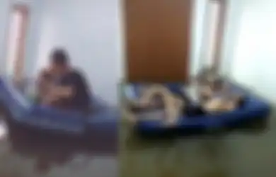 Santai Seperti di Pantai, Rumahnya Kemasukan Air Banjir, 2 Pemuda Ini Malah Asyik Makan Camilan di Atas Kasur