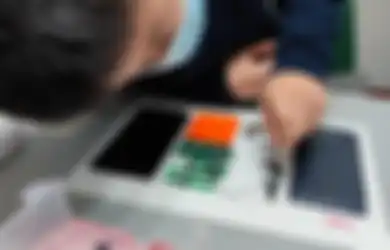 Bocah 9 Tahun Berhasil Bongkar HP Redmi 1 Untuk Dijadikan Karya Seni