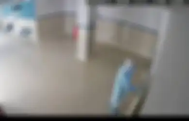 Frustasi Tak Dapat Kabar Perkembangan Kondisi Sang Ayah, Seorang Anggota Polisi Nekat Menyamar Jadi Dokter Demi Masuk Bangsal Covid-19, Langsung Kabur Menangis Ketahui Keadaan Ayahnya