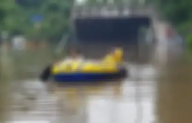 Bikin Hati Ngilu, Perjuangan Driver Ojol Rela Terobos Banjir Demi Antar Pesanan ke Pelanggan, Netizen Langsung Ngamuk
