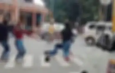Segerombol Pemuda Joget di Lampu Merah untuk Bikin Konten, Berujung Keciduk Aparat dan Minta Maaf