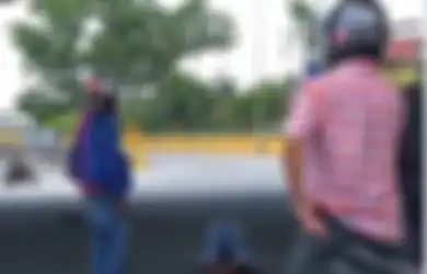 Seolah Gak Ada Takutnya, Viral Pria Melakukan Salat di Tengah Jalan, Pengendara Motor yang Lewat Spontan Lakukan Ini Padanya