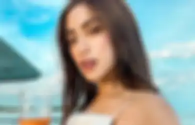 Buat Mantan Kekasih Auto Nyesel, Jedar Tampil Manglingi Kenakan Pakaian Adat Bali hingga Unggah Potret Menawan Bareng Lelaki Tampan Disertai Caption Mesra:  I Love You
