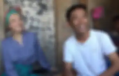 Cara Panjat Pohon Kelapanya yang Lihai dan Unik, Wanita Asal Perancis Ini Dibuat Klepek-klepek Oleh Pemuda Lombok Sampai Ikrarkan Janji Suci