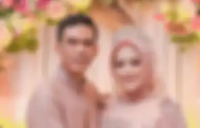 Gaspol Lepas Status Janda dengan Pengusaha Tajir Usai Cerai Dari Kiwil, Meggy Wulandari Bagikan Kabar Bahagia Ini Sambil Peluk Mesra Suami Barunya di Pinggir Kolam