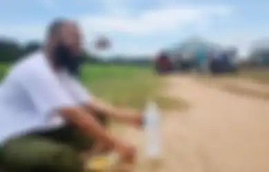 Bukan Kacang Lupa Kulitnya, Mantan Pemulung yang Sukses Jadi Pengusaha Ini Ajak 300 Warga Desa Naik Helikopter Selama Enam Hari