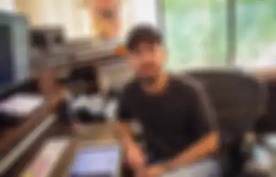 Interview Mike Shinoda: Single 'Happy Endings' dan Momen Bajak Hape Finneas