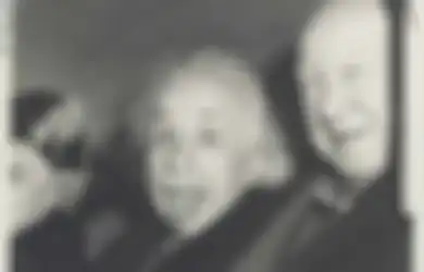 Kisah di Balik Pose Ikonik Menjulurkan Lidah Albert Einstein yang Berulang Tahun Hari Ini